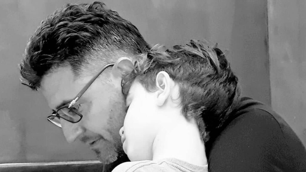 Ilustração de crianças explorando conceitos matemáticos com jogos e objetos, simbolizando o ensino lúdico e personalizado da matemática infantil.