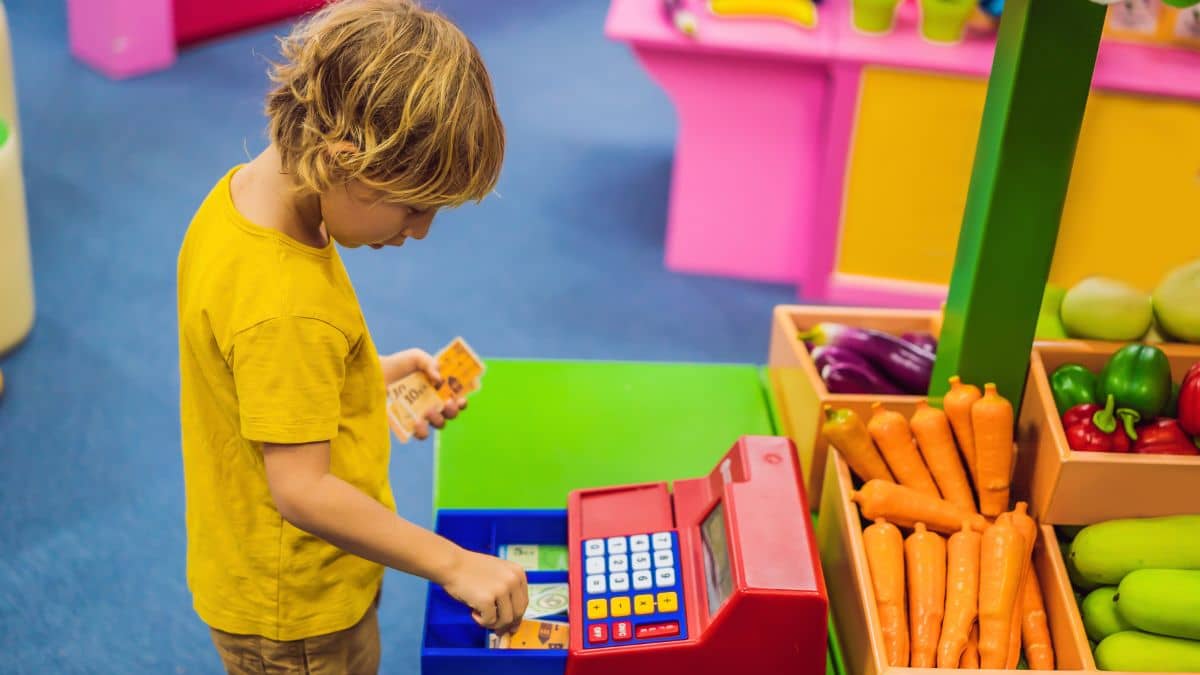 Consumo consciente e educação financeira trabalhados sistematicamente com crianças tendem a minimizar os índices de endividamento no futuro